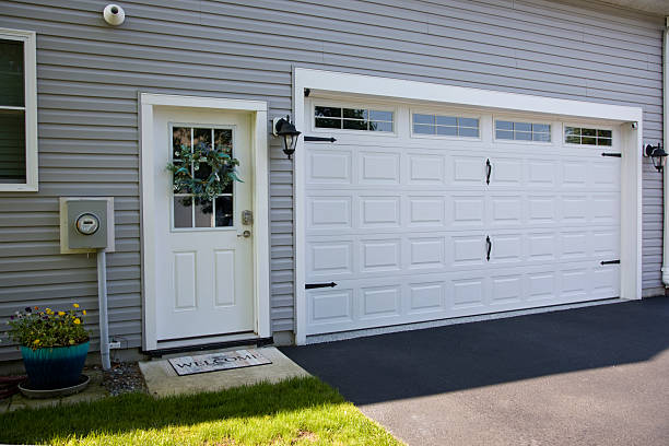 24/7 Emergency Garage Door Panel Replacement experts in De Pere, WI